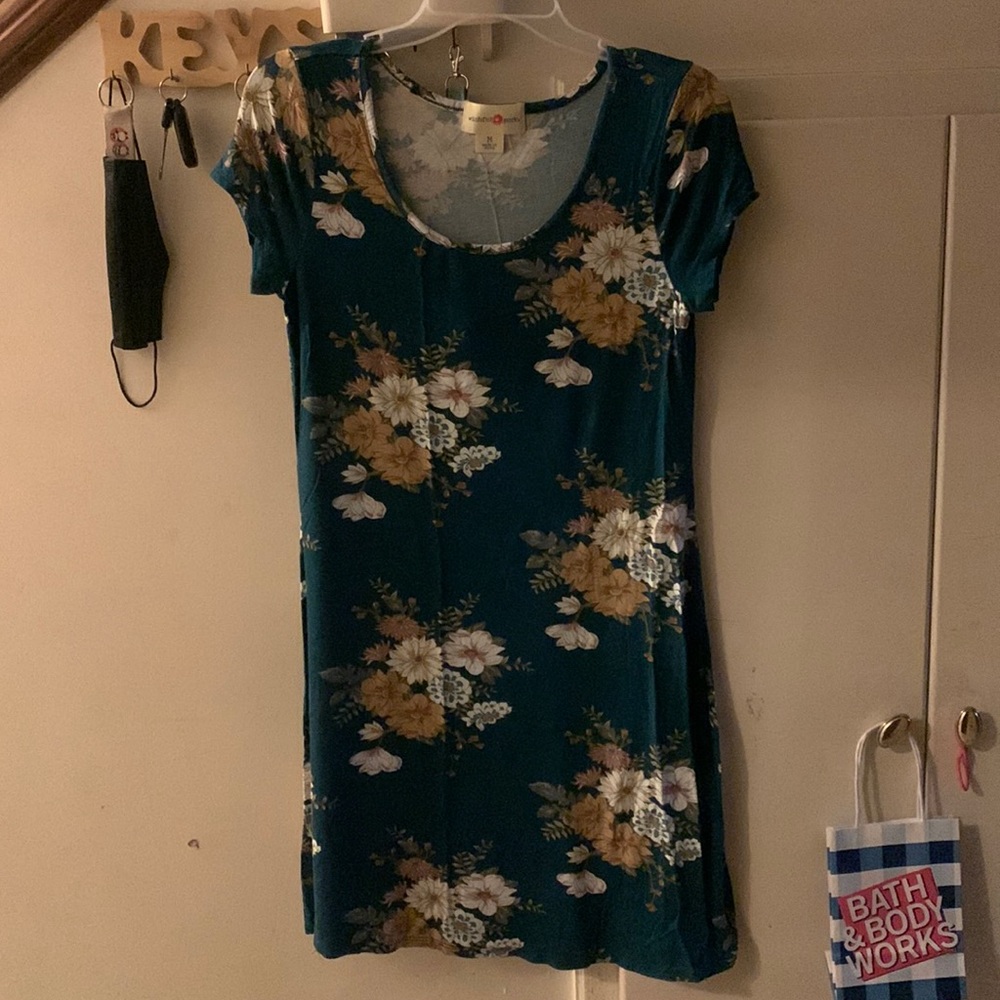 Brand - Wishful Park  Size is a M  Short sleeve . Dark green with flower print